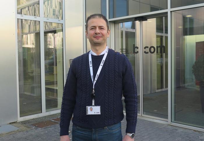 Majd Saleh travaille à Cesson-Sévigné. Majd Saleh devant l'immeuble de son bureau.