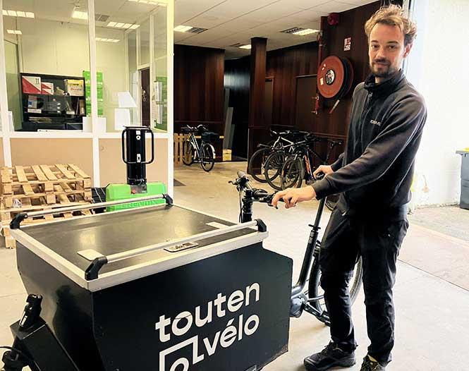 "J’ai trouvé de quoi répondre à mes préoccupations environnementales", François Dupont François Dupont, cyclo-logisticien à l'intérieur du local de Toutenvelo