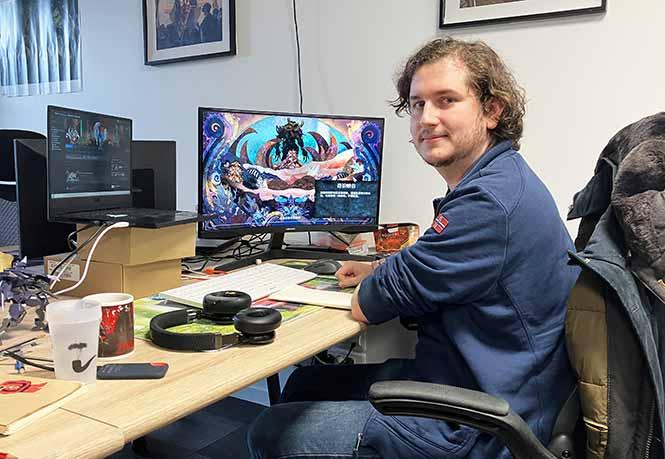 Concepteur de jeux vidéos, Paul Mozet pense le système et les règles du jeu Paul Mozet à son bureau devant un ordinateur