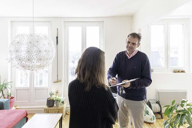Morgan Barralis, agent immobilier, agence Locmaria à Quimper (29) Un agent immobilier fait visiter un appartement à une cliente