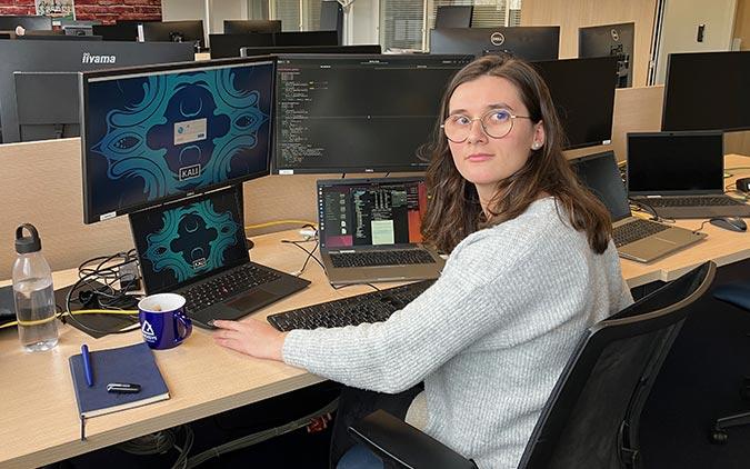 Amélie Bru travaille chez Amossys. Amélie Bru à son poste de travail.
