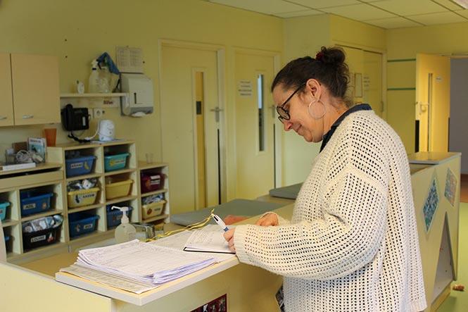 Nathalie Hauguel à la crèche Marion du Faouët à Rennes. Nathalie Hauguel sur son lieu de travail.