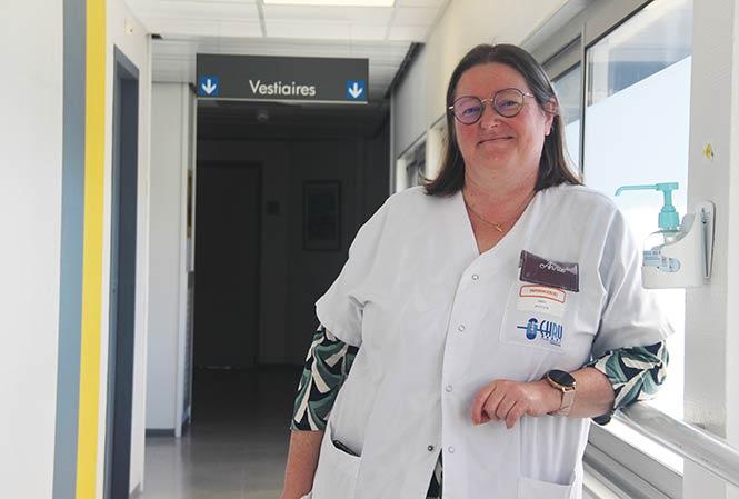 L'infirmière en pratique avancée assure une prise en charge globale du patient Annie Bourdon dans un couloir de l'hôpital