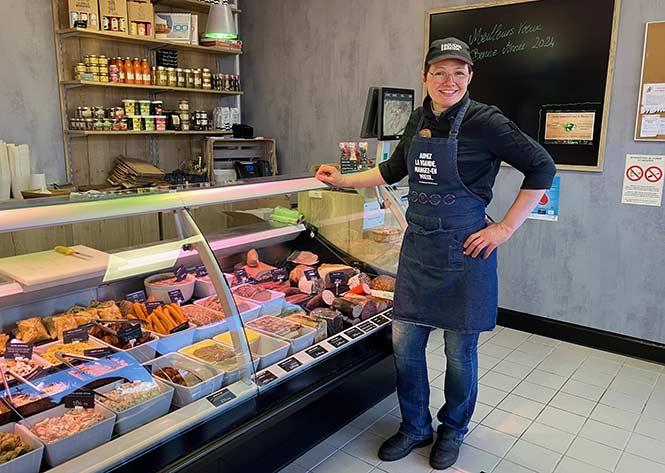 Depuis qu’elle a 12 ans, Audrey souhaite travailler pour le « bien manger » Audrey Goin devant l'étal de sa boucherie