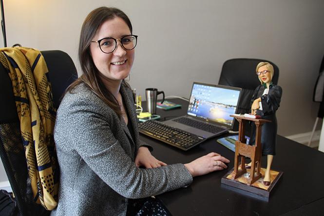 Au quotidien, rédaction d'actes, de contrats, de courriers... Ludivine Le Naventure à son bureau