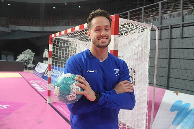 L'objectif du préparateur physique : aider à optimiser la performance sportive de chaque athlète Tom Folain sur un terrain de handball tient un ballon dans la main