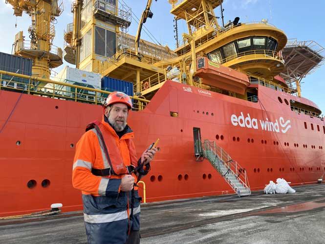 Embarquement pour le parc éolien sur le navire de transport du personnel Christophe Geimer, technicien de maintenance éolienne s'apprête à monter dans un navire