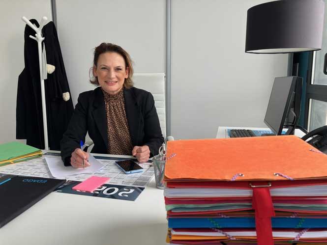 Karine répond aux besoins des entreprises qui constituent l’essentiel de sa clientèle Karine Rivoallan assise à son bureau derrière une pile de dossiers