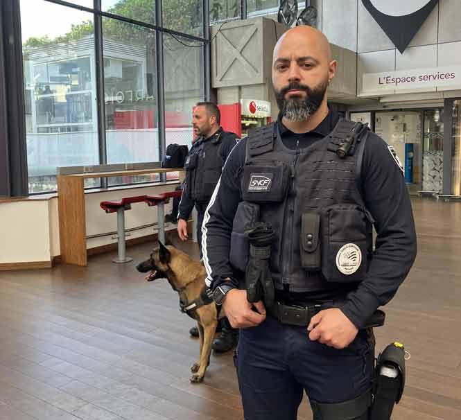 Patrouiller dans la gare pour montrer sa présence Hakim, dans la gare de Rennes avec un autre agent de sûreté en compagnie d'un chien de détection d'explosifs