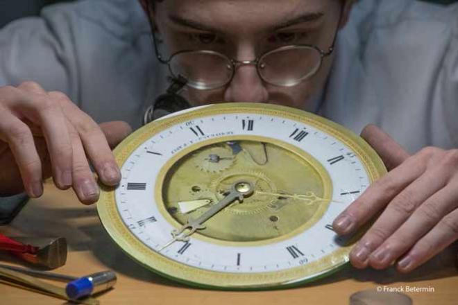 La voie professionnelle : des compétences métier pointues Démontage d'une horloge