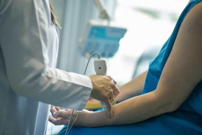 Compétences techniques et relationnelles Médecin utilisant du matériel médical
