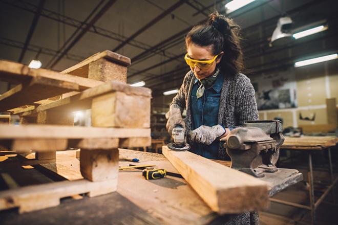 J'ai choisi la voie de l'apprentissage Une personne usine une pièce de bois
