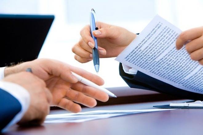 Discution autour d'un document Les mains de 2 personnes qui discutent d'un document