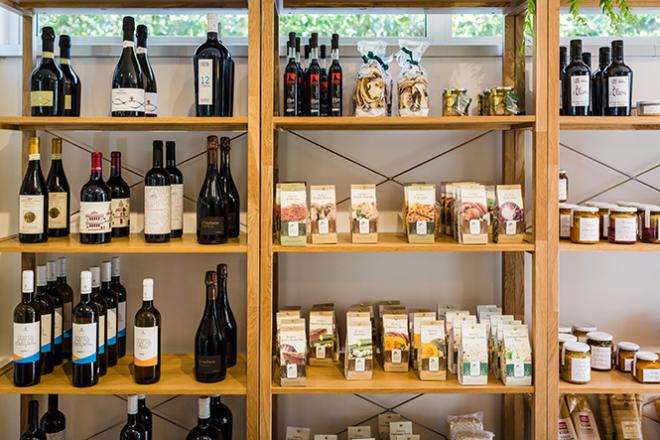 3 métiers pour travailler dans le secteur du goût Présentoir de l'épicerie Bottega Mathi