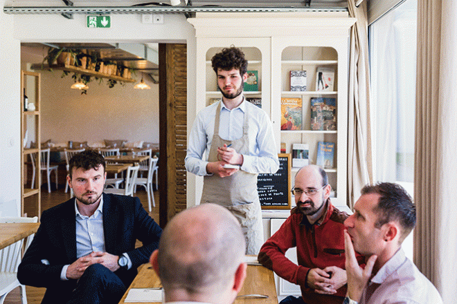 Le bistrot - traiteur – épicerie Bottega Mathi emploie des jeunes frappés de troubles autistiques. Un serveur du Bottega Mathi prend une commande.