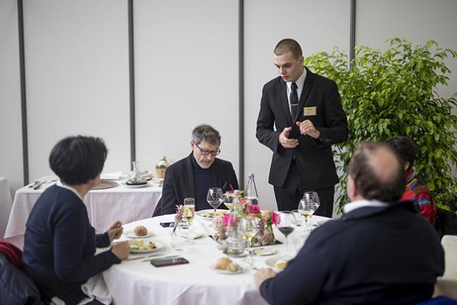 Tout savoir sur le CAP Un élève en formation en hôtelière sert des clients