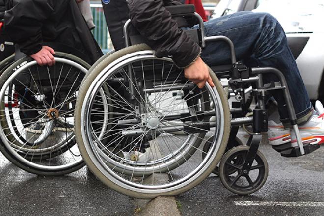 Deux personnes en fauteuil roulant