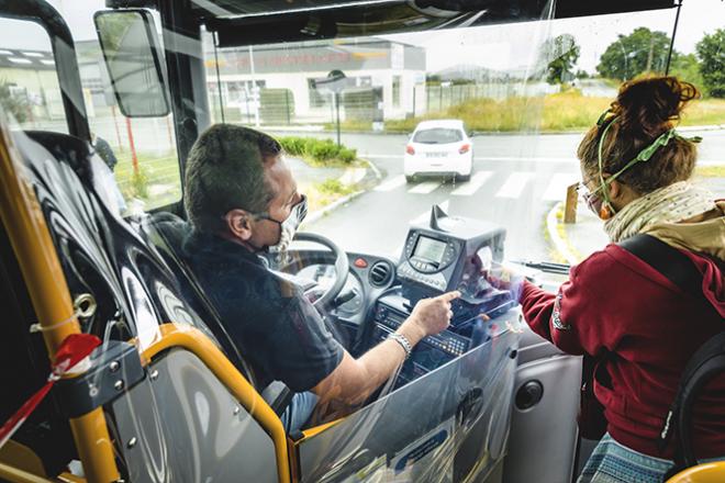Fonction publique territoriale : des emplois partout en Bretagne Un chauffeur de car avec un usagerr