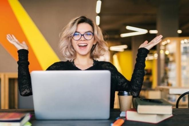 Relation au travail-Sens du travail Femme joyeuse face à son écran