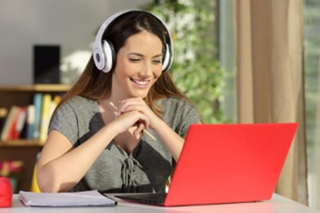 Femme devant son ordinateur