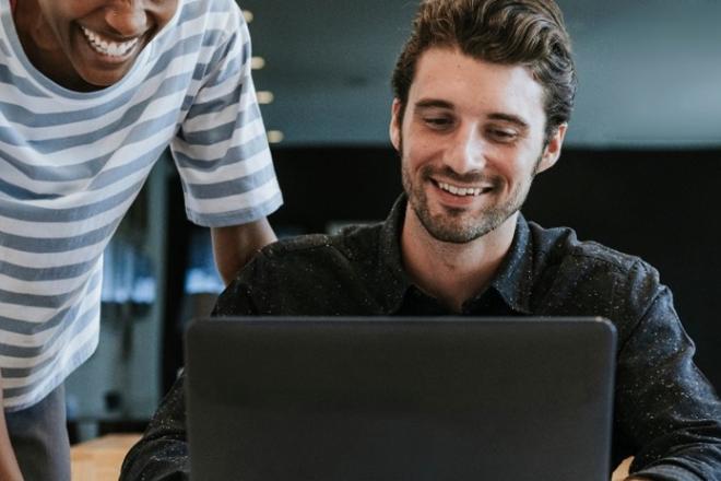 Outils et ressources pour la pratique professionnelle Deux personnes face à un ordinateur