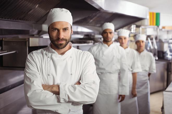 Zoom sur 3 métiers de la fonction publique territoriale Une équipe de cuisiniers