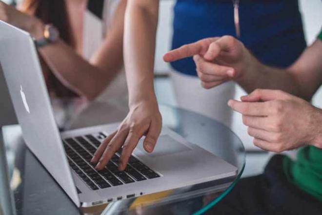 Mains qui tapent sur un clavier