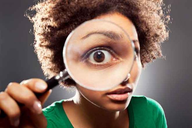 Les documents de référence en ligne Femme avec une loupe