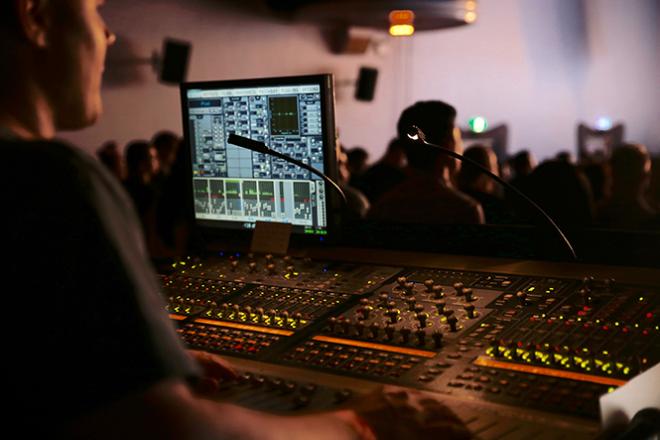 6 métiers pour travailler dans la musique Un ingénieur du son lors d'un concert