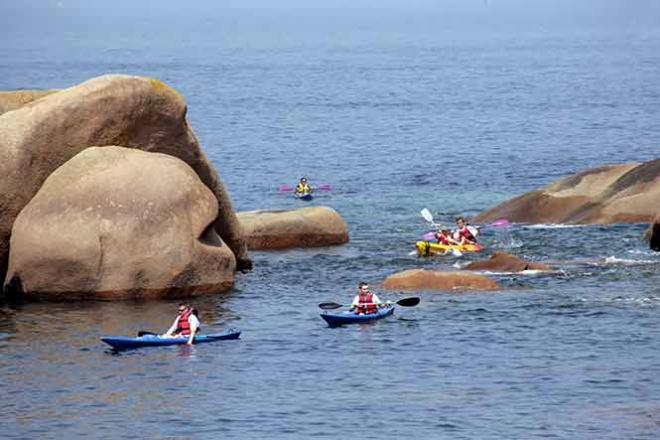 Des kayakeurs à Ploumanac'h. Des kayakeurs à Ploumanac'h.