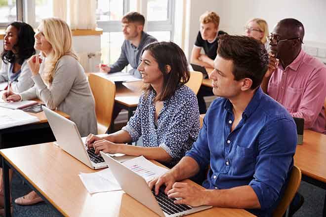 Le compte personnel de formation existe depuis 2015. Des adultes en formation.