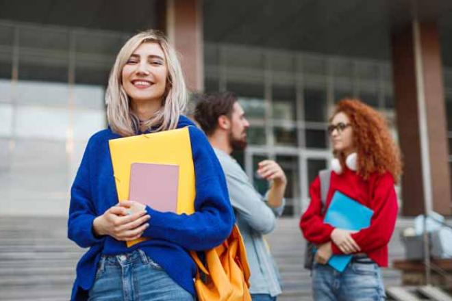 Après le bac, une multitude de choix Etudiants sortant de cours