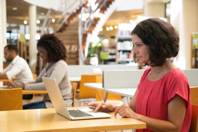 La formation continue, un droit individuel Femme devant un ordinateur