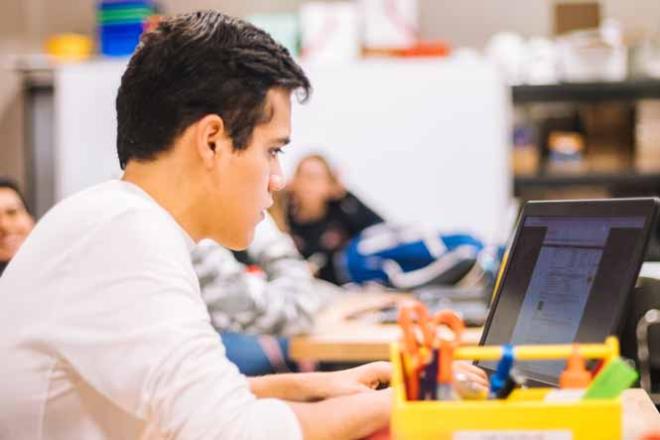Il existe des écoles dans de nombreux domaines Etudiant devant un ordinateur en atelier