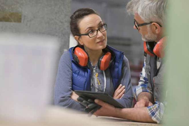 En fonction de votre projet, différents types de formations s'offrent à vous Discussion entre une femme et un homme dans un atelier