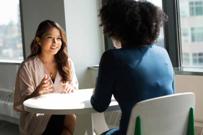 Etre accompagné pour évoluer professionnellement Jeune femme en entretien