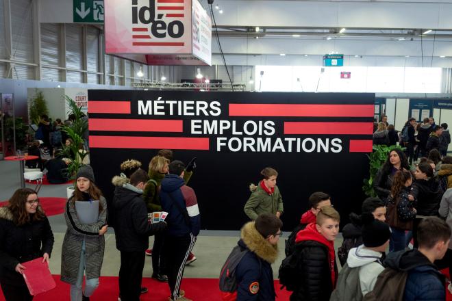 Des élèves visitent un espace Idéo sur un salon. Des élèves visitent un espace Idéo sur un salon.