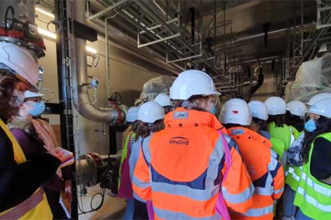 Des collégiennes visitent une usine pendant la Smart city week. Des collégiennes visitent une usine pendant la Smart city week.