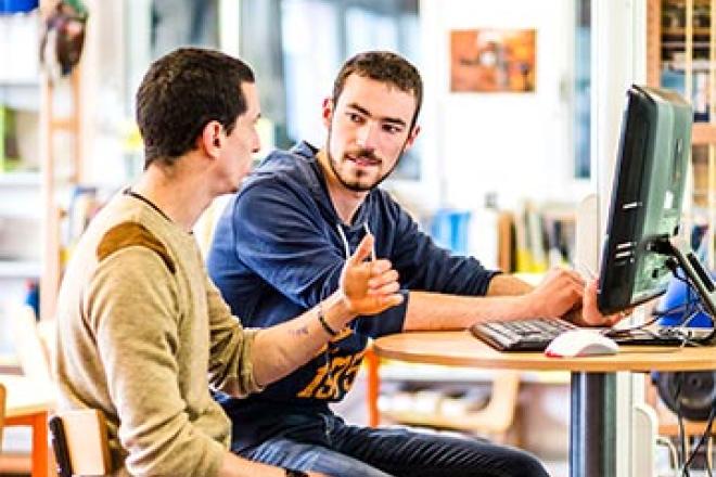Dès le lycée, testez la vie étudiante Deux jeunes discutent