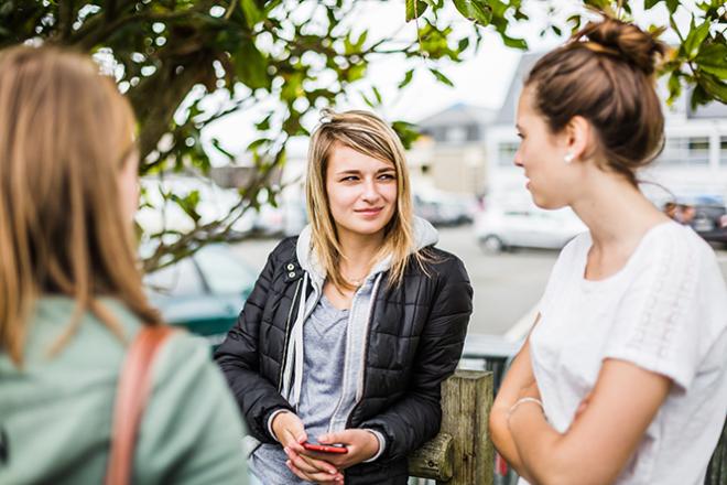 Quel stage chercher ? Trois lycéennes discutent ensemble