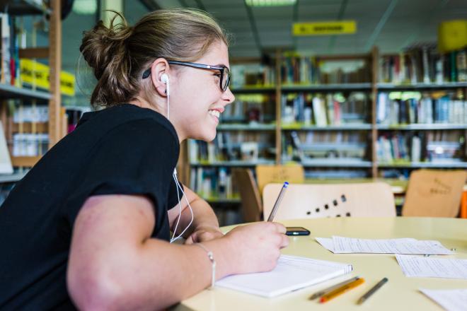 Recherche de stage, mode d'emploi Une personne dans une bibliothèque