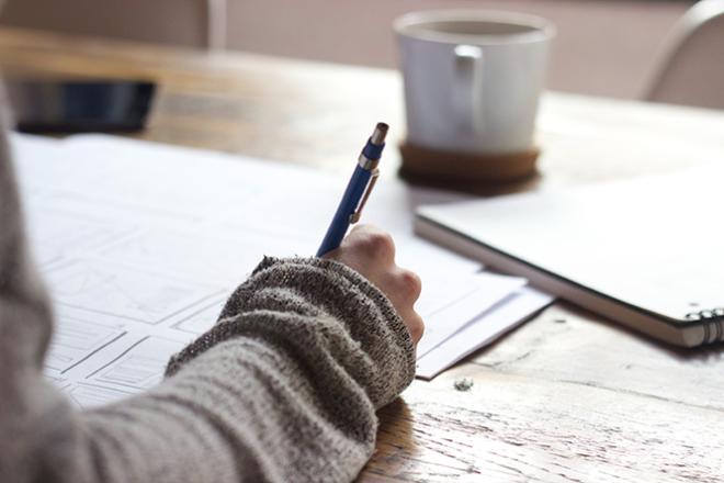 Comment préparer sa candidature? Une personne rédige un document