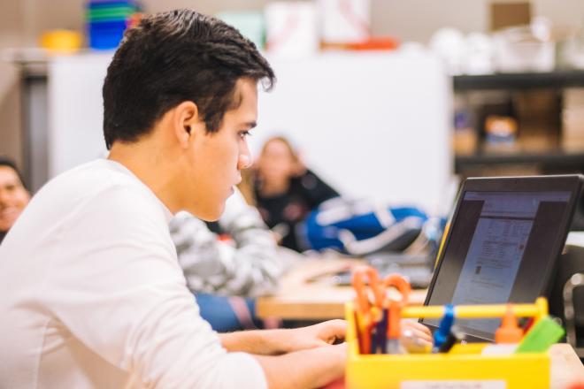 Séquence d'observation : recherche de stage, mode d'emploi Un jeune devant son PC