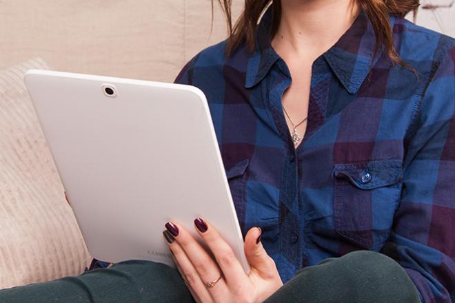 Répondre à une offre de stage Une personne consulte une offre de stage en ligne