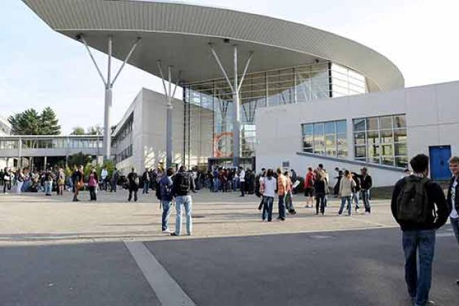 Des étudiants devant l'université. Des étudiants devant l'université.