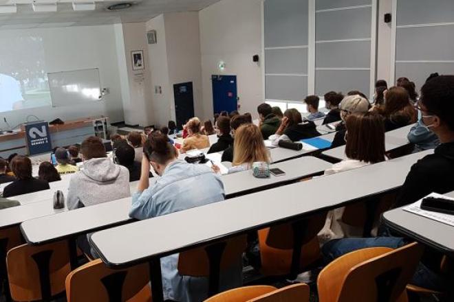 Des étudiants dans un amphi.