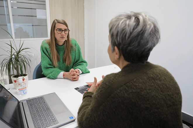 Deux personnes en entretien