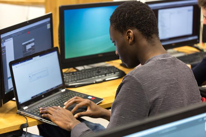 6 métiers pour travailler dans la cybersécurité Un étudiant de l'ENSIBS de Vannes