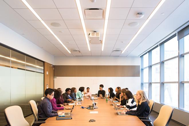 Entrepreunariat : des réseaux dédiés aux femmes Réunion de travail entre femmes