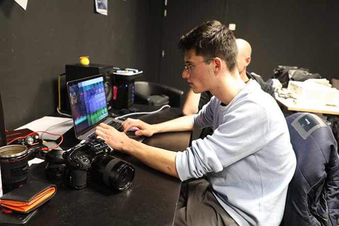 Hugo en plein montage de la dernière vidéo Jobjectif. Hugo en plein montage de la dernière vidéo Jobjectif.